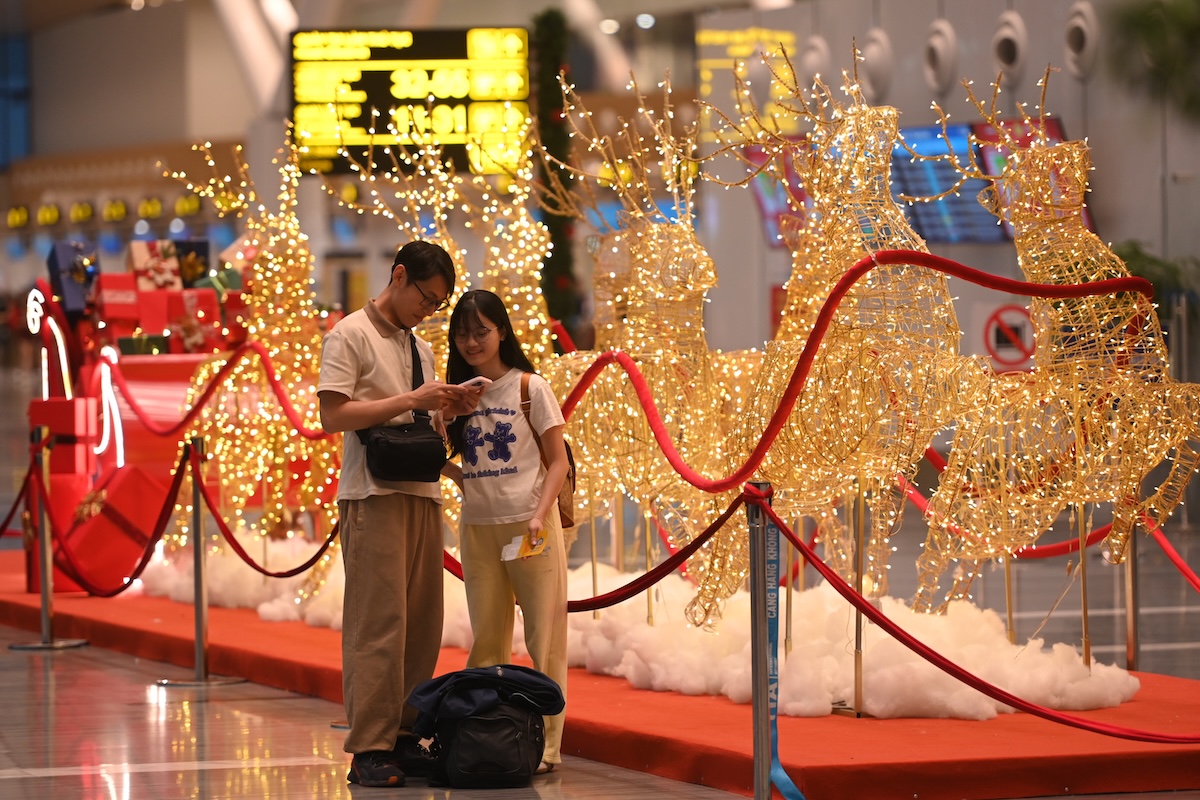 Nhà ga T3 Tân Sơn Nhất rực rỡ sắc màu lễ hội cuối năm - 1