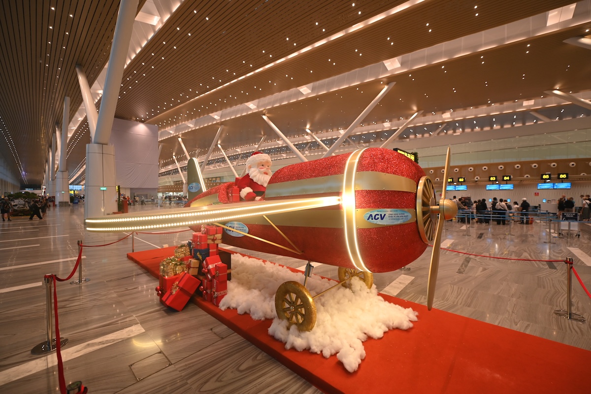 Nhà ga T3 Tân Sơn Nhất rực rỡ sắc màu lễ hội cuối năm - 5