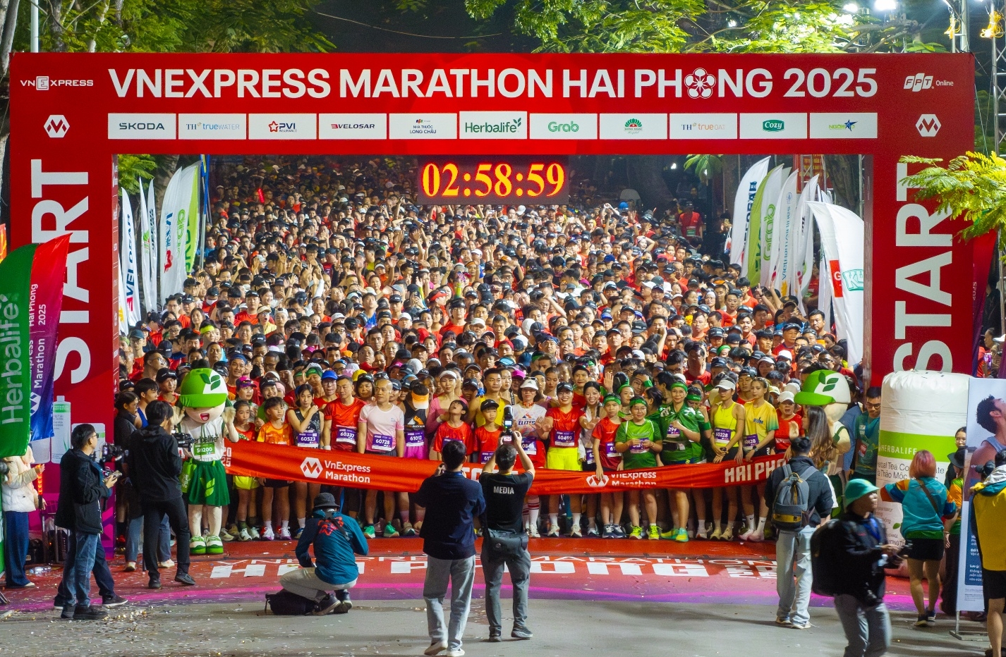 14 nghìn vận động viên "nhuộm đỏ" đất cảng tại giải Marathon quy mô ở Hải Phòng - 1