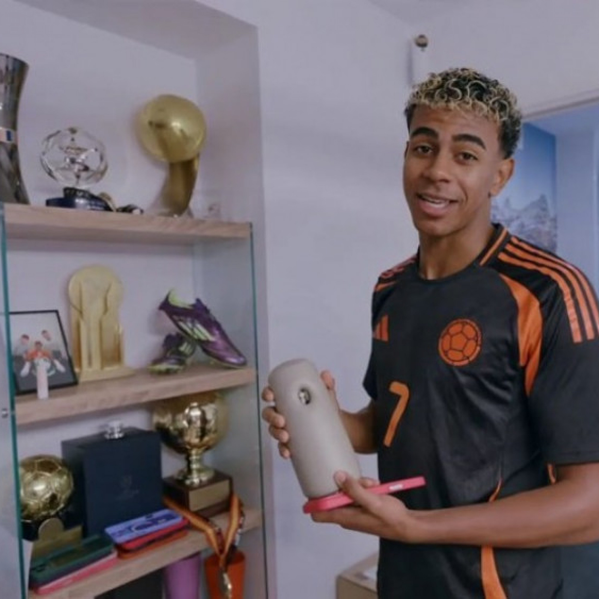  - Yamal học Ronaldo lập kênh Youtube, than không có bạn gái vì sở thích kỳ quặc