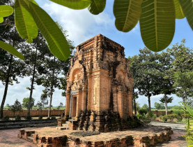  - Đến tháp cổ Chót Mạt khám phá nền văn hóa Óc Eo