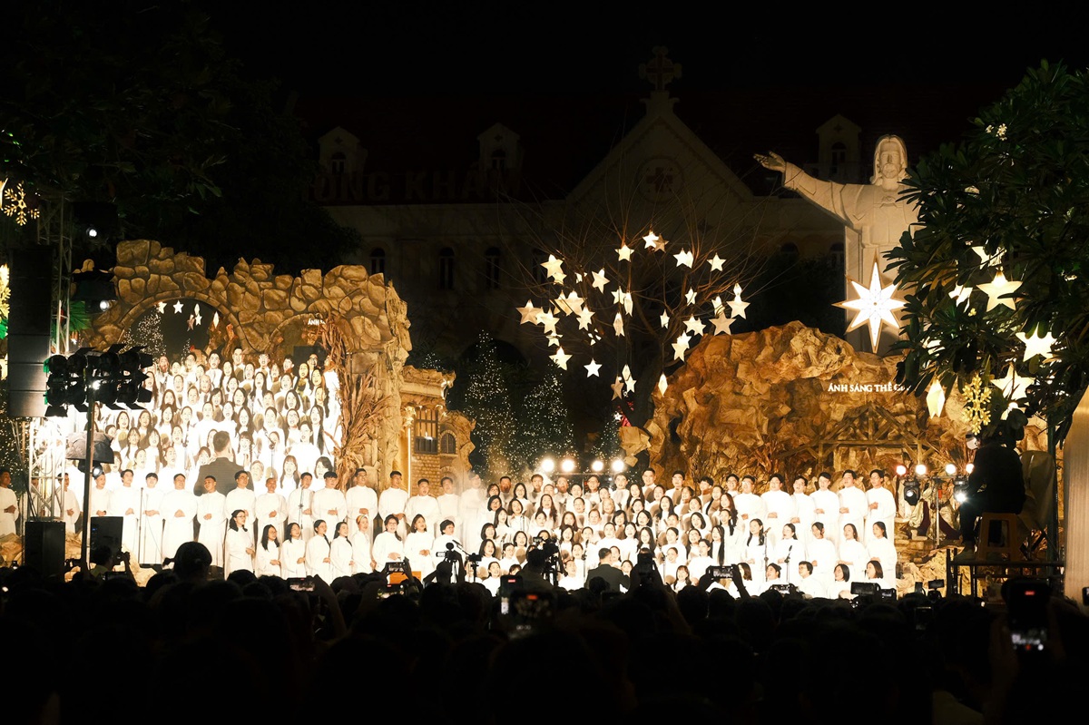 TP.HCM rộn ràng đêm Giáng sinh, xóm đạo đông nghẹt người - 10