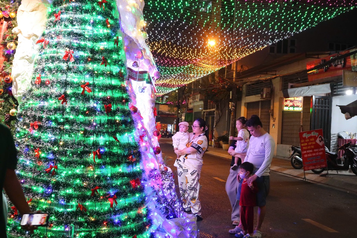 TP.HCM rộn ràng đêm Giáng sinh, xóm đạo đông nghẹt người - 7