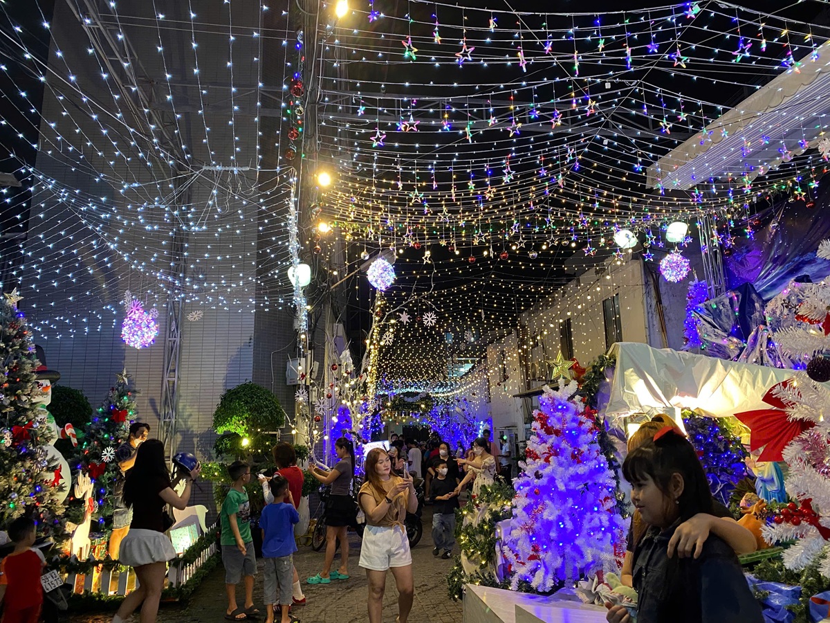 TP.HCM rộn ràng đêm Giáng sinh, xóm đạo đông nghẹt người - 11