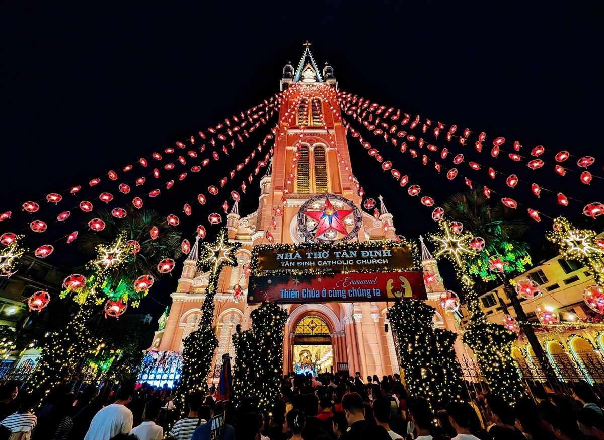 TP.HCM rộn ràng đêm Giáng sinh, xóm đạo đông nghẹt người - 2
