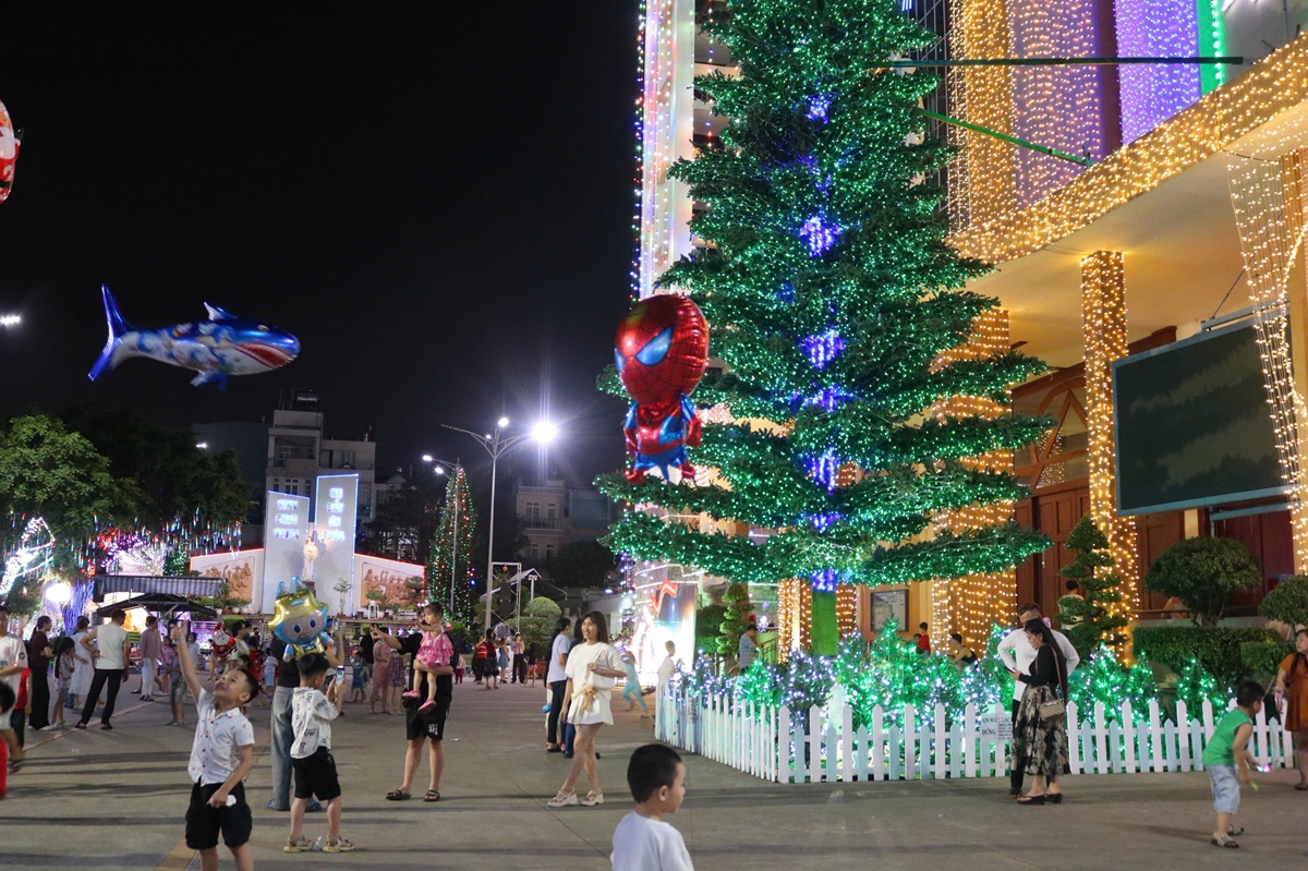 TP.HCM rộn ràng đêm Giáng sinh, xóm đạo đông nghẹt người - 6