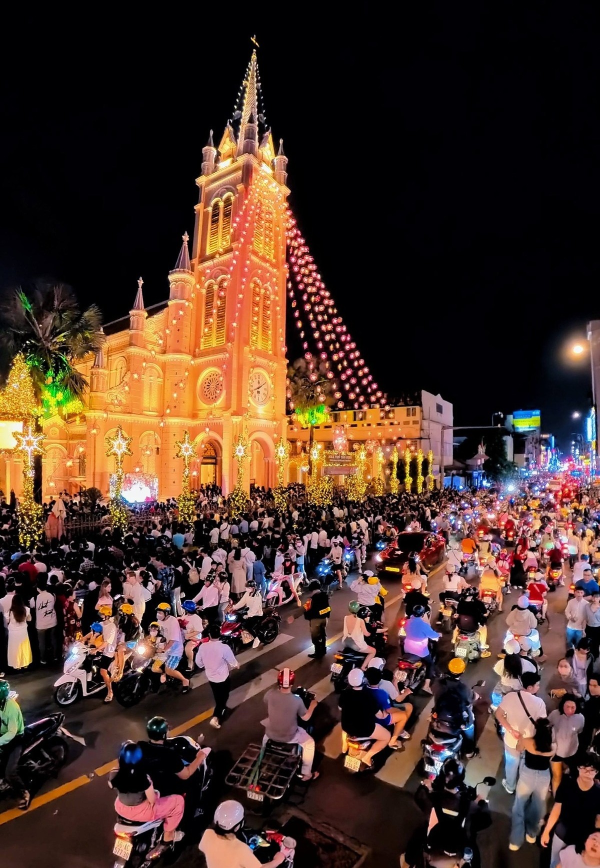 TP.HCM rộn ràng đêm Giáng sinh, xóm đạo đông nghẹt người - 9