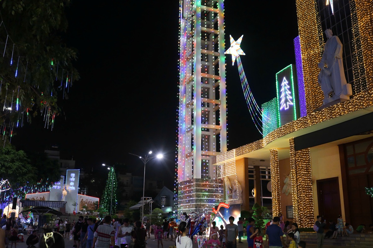 TP.HCM rộn ràng đêm Giáng sinh, xóm đạo đông nghẹt người - 8
