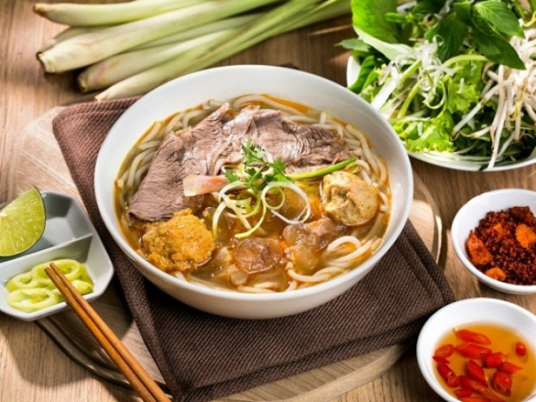 Lạnh trời vào bếp nấu tô bún bò Huế ngon khó cưỡng