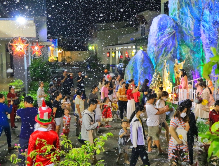 TP.HCM rộn ràng đêm Giáng sinh, xóm đạo đông nghẹt người