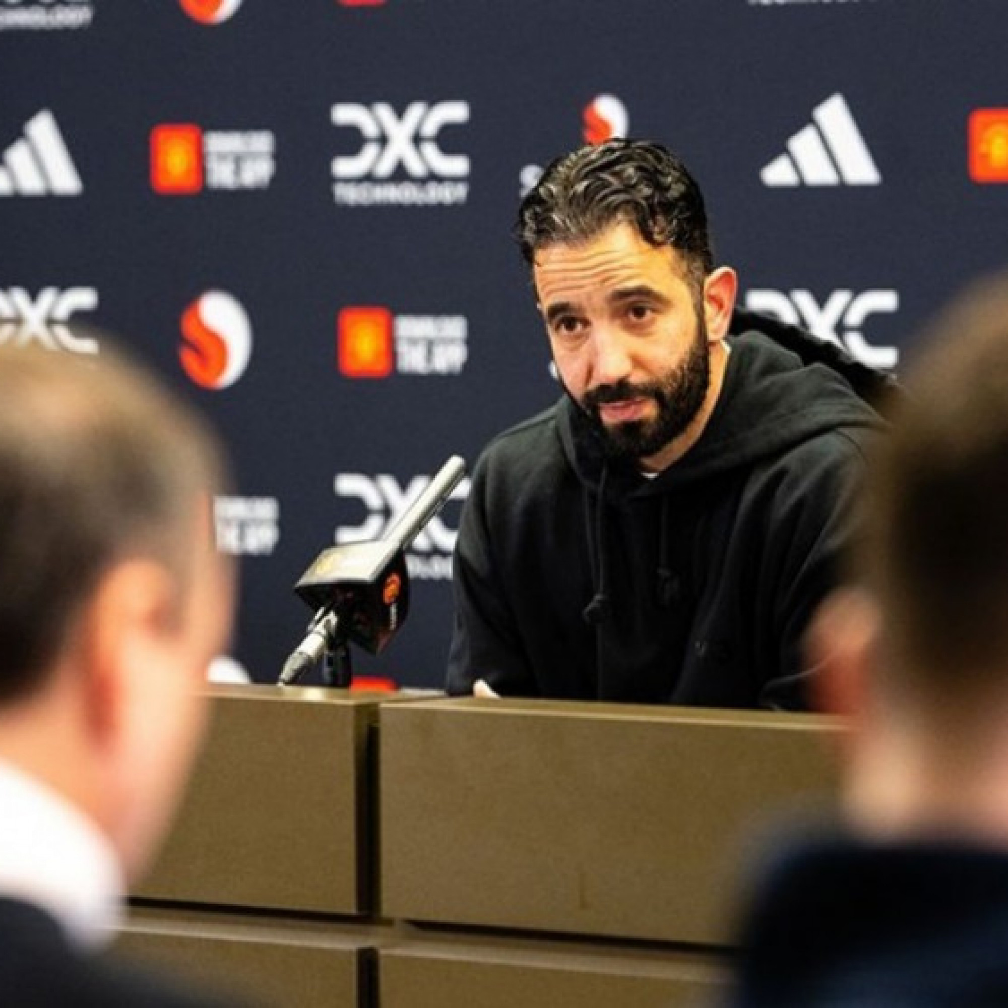  - Amorim lạc quan về chấn thương của Fernandes, tiết lộ phương án thay thế