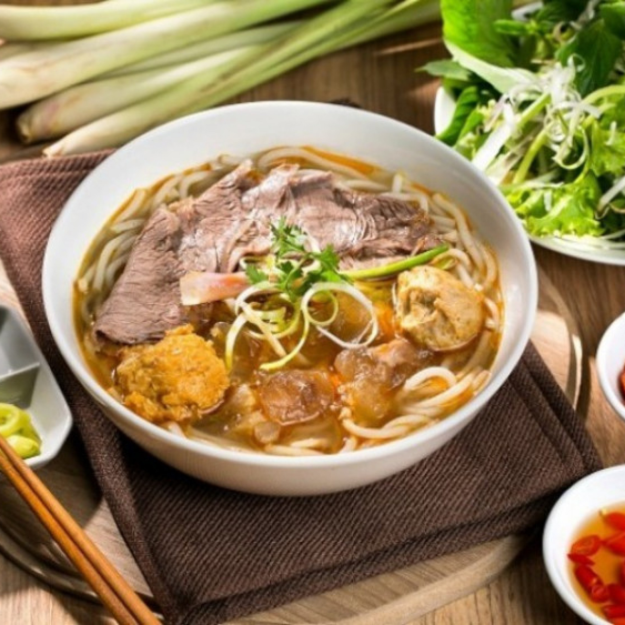  - Lạnh trời vào bếp nấu tô bún bò Huế ngon khó cưỡng