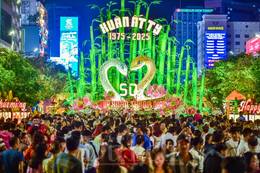 Đường hoa Nguyễn Huệ Tết Bính Ngọ 2026 kéo dài 8 ngày - 1