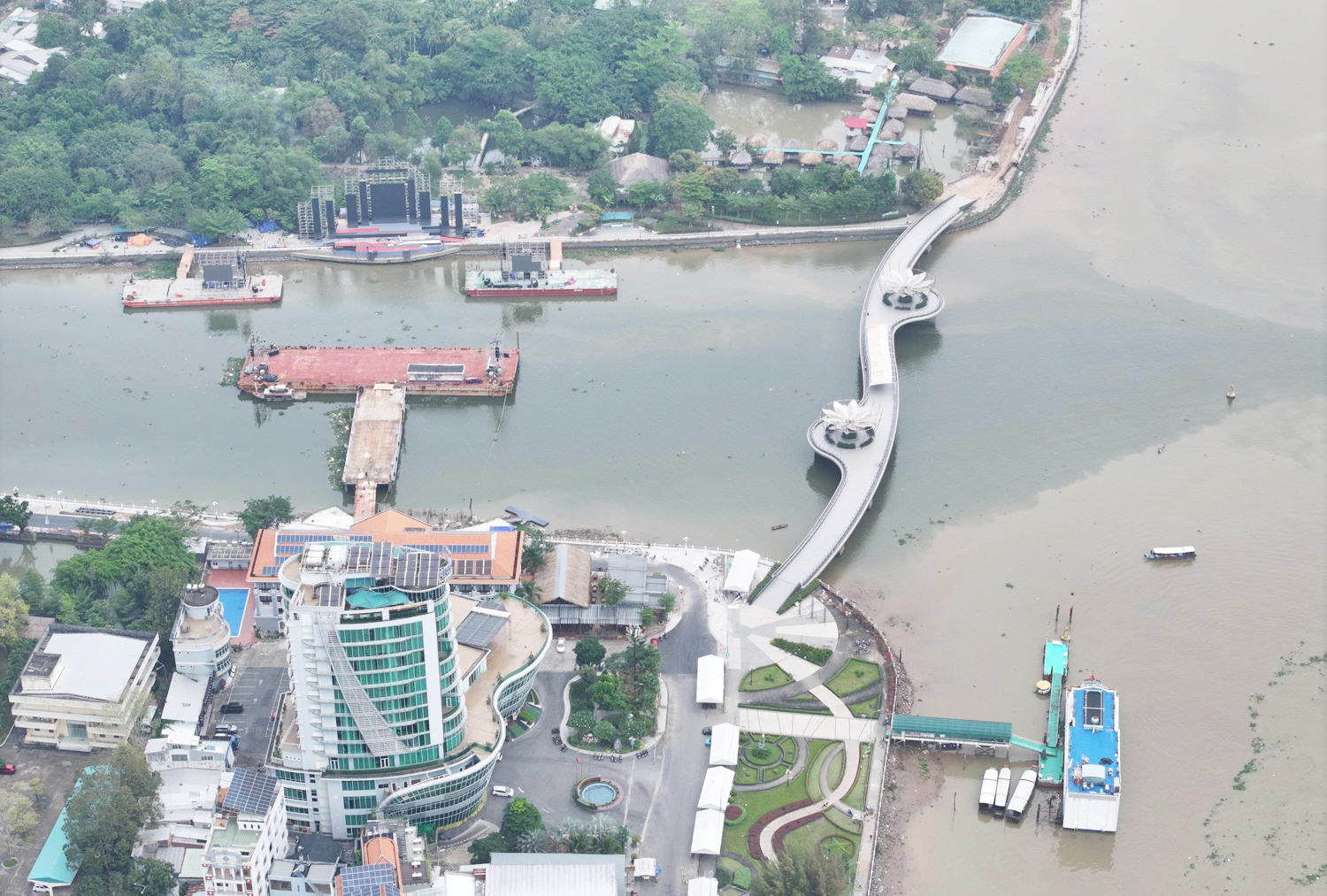 Cận cảnh sân khấu khai mạc Lễ hội Văn hóa Sông nước Cần Thơ 2025 - 2