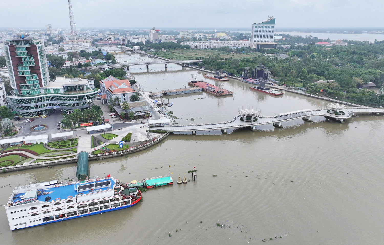 Cận cảnh sân khấu khai mạc Lễ hội Văn hóa Sông nước Cần Thơ 2025 - 3