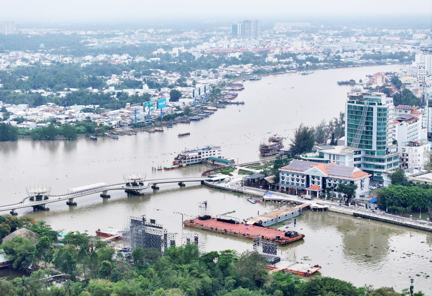 Cận cảnh sân khấu khai mạc Lễ hội Văn hóa Sông nước Cần Thơ 2025 - 4