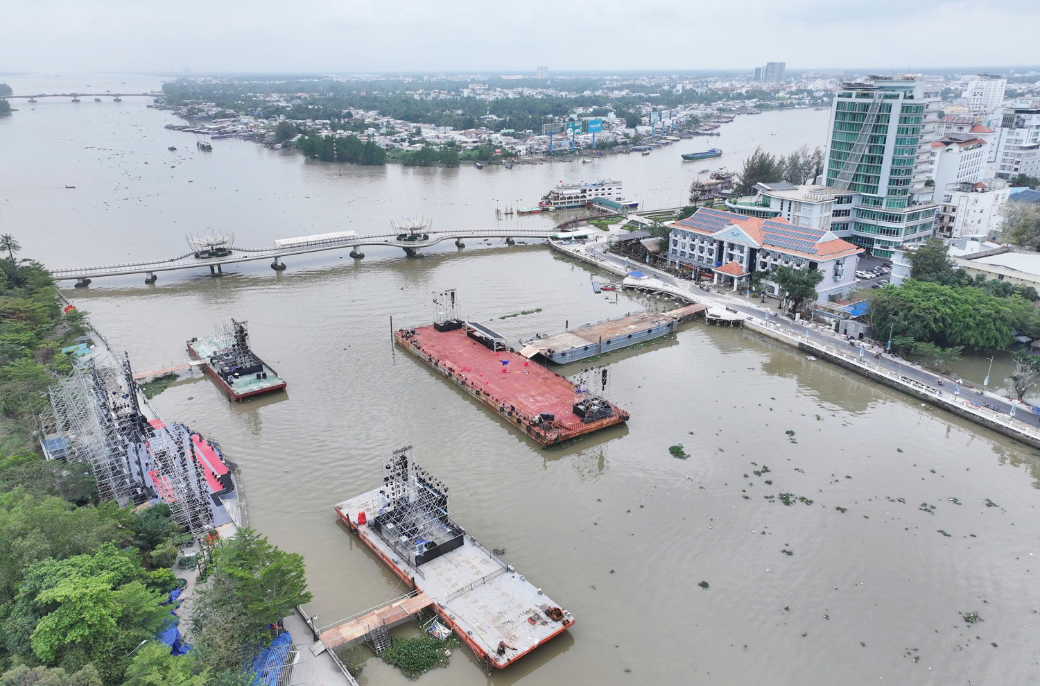 Cận cảnh sân khấu khai mạc Lễ hội Văn hóa Sông nước Cần Thơ 2025 - 7