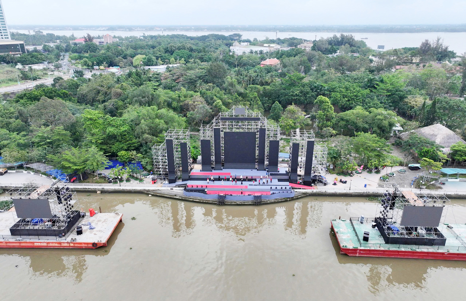 Cận cảnh sân khấu khai mạc Lễ hội Văn hóa Sông nước Cần Thơ 2025 - 8