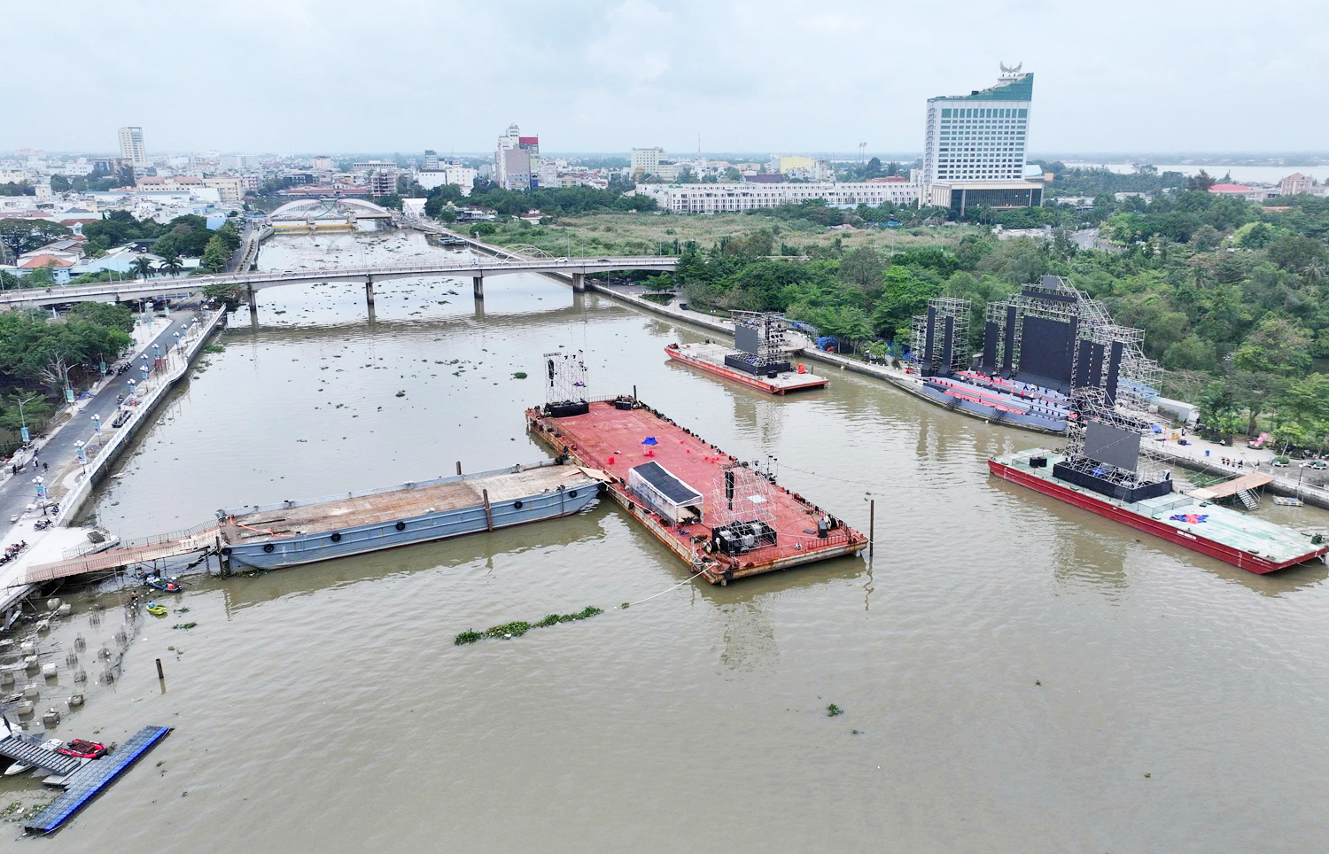 Cận cảnh sân khấu khai mạc Lễ hội Văn hóa Sông nước Cần Thơ 2025 - 9