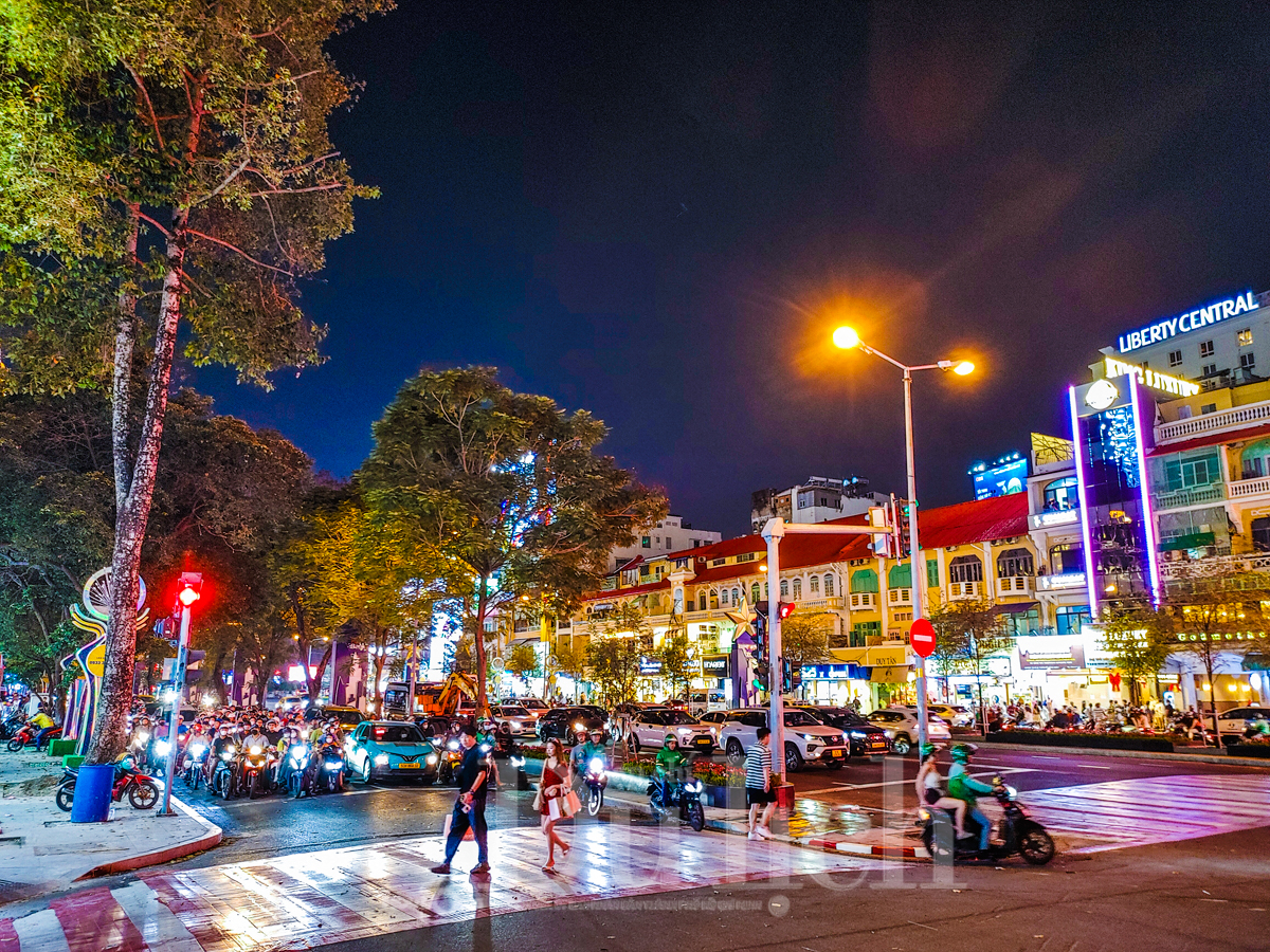 Đại lộ Lê Lợi ‘thay áo’ - Nét duyên cổ điển giữa lòng Sài Gòn đón Xuân sang - 17