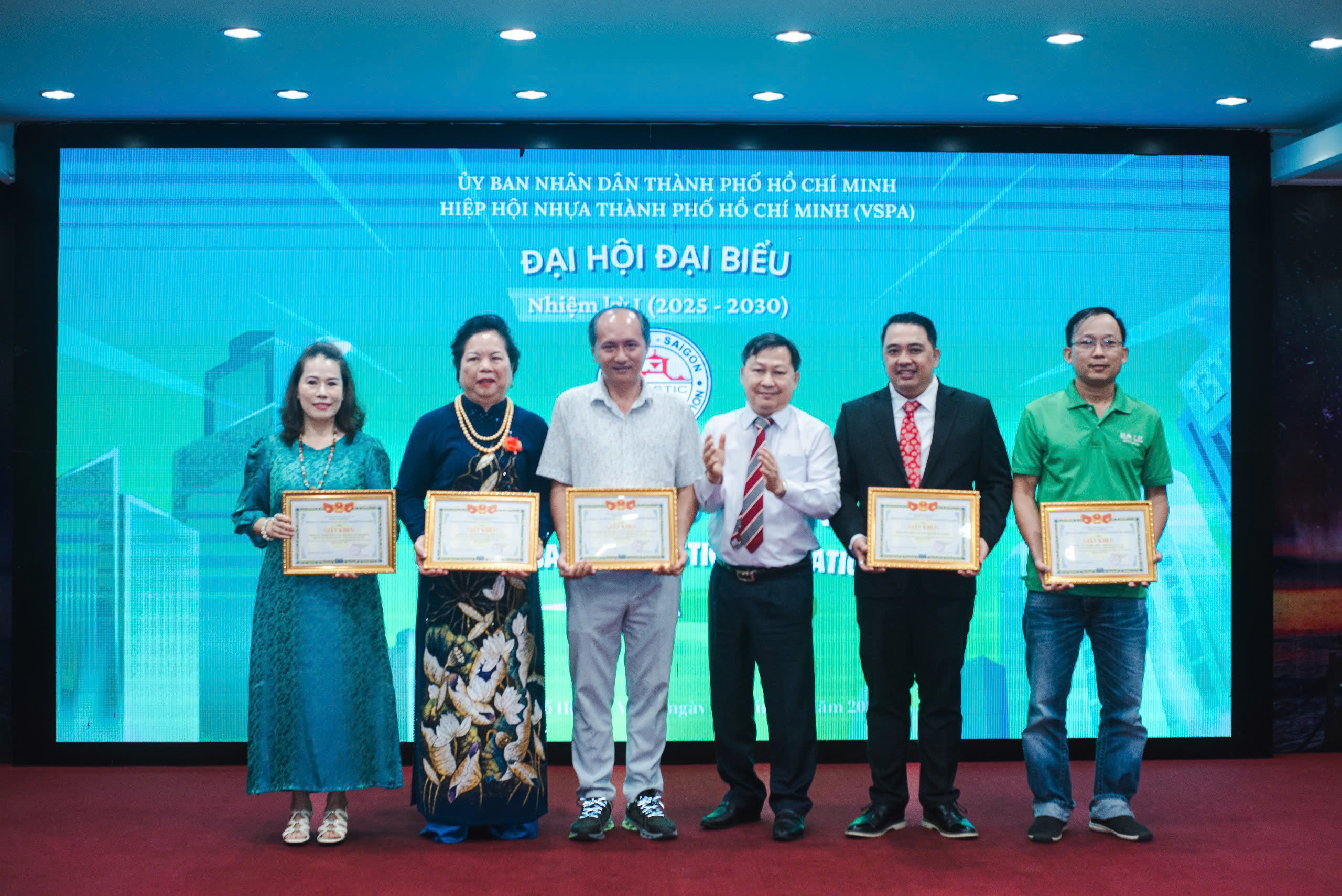 Ông Chung Tấn Cường tiếp tục làm Chủ tịch Hiệp hội Nhựa TP.HCM - 2