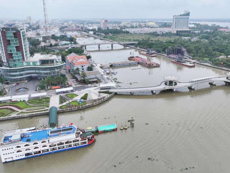 Cận cảnh sân khấu khai mạc Lễ hội Văn hóa Sông nước Cần Thơ 2025