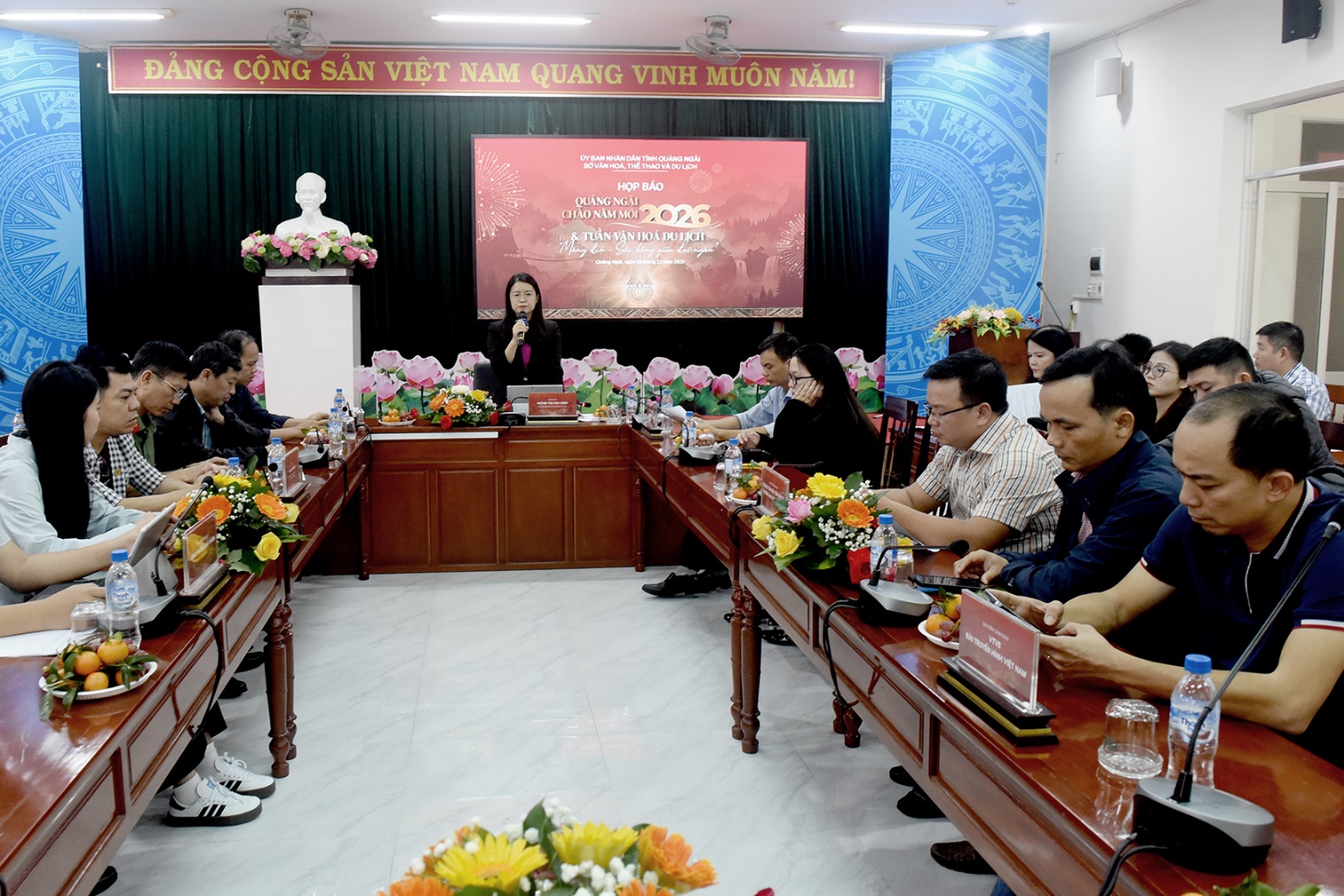 lan dau tien khinh khi cau bay len giua mua hoa anh dao mang den - 2