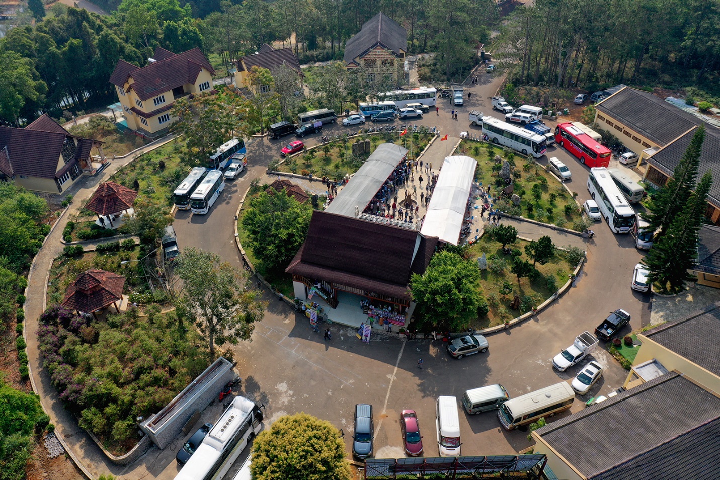 lan dau tien khinh khi cau bay len giua mua hoa anh dao mang den - 16