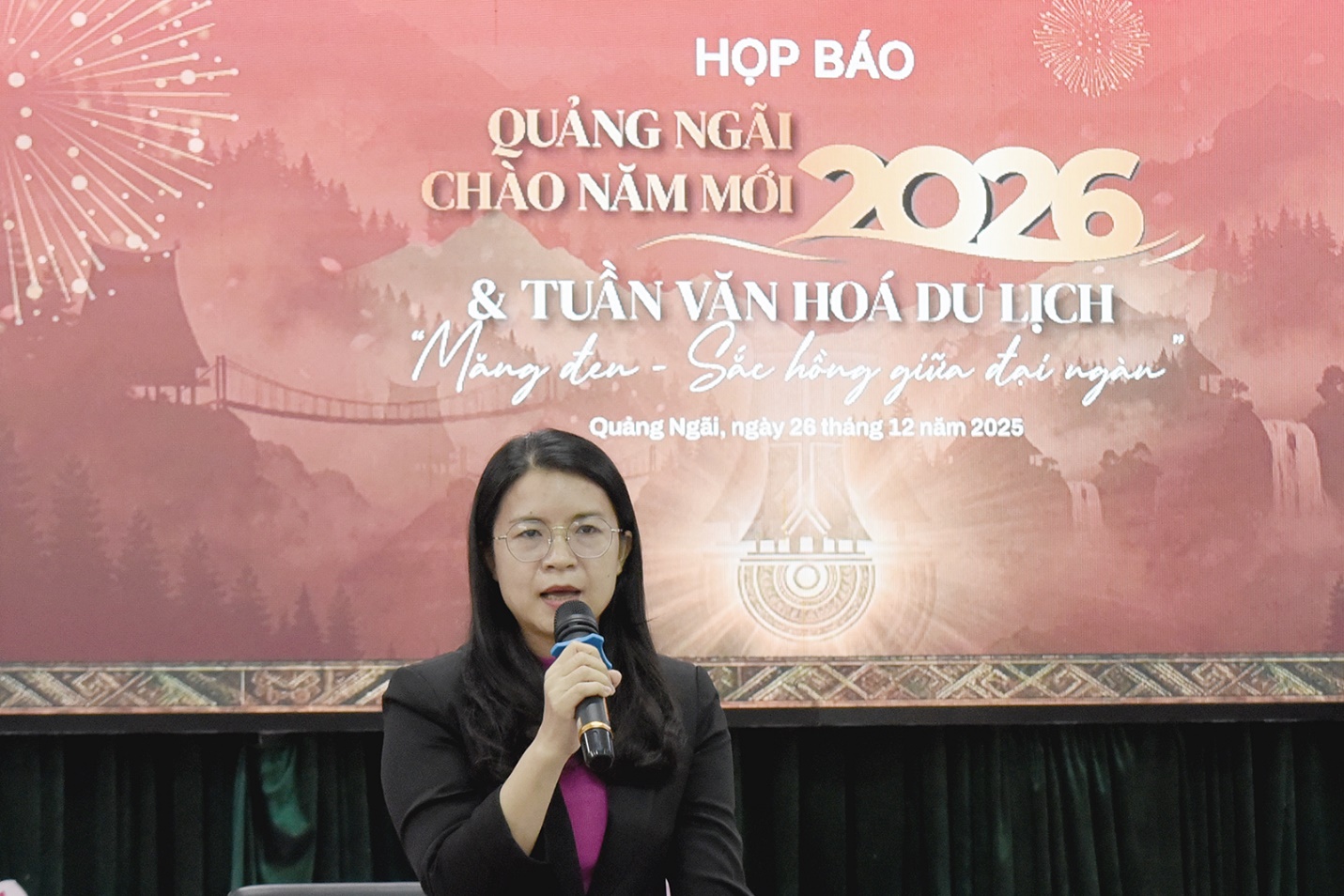 lan dau tien khinh khi cau bay len giua mua hoa anh dao mang den - 3