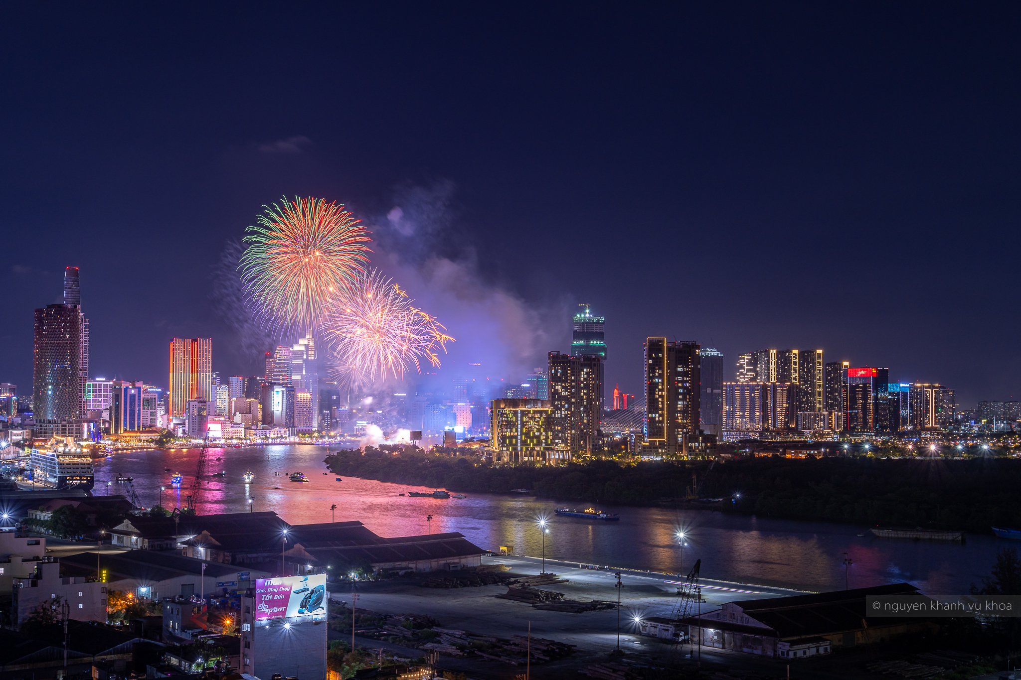 TP.HCM bắn pháo hoa tại 6 điểm đón chào năm mới 2026 - 1