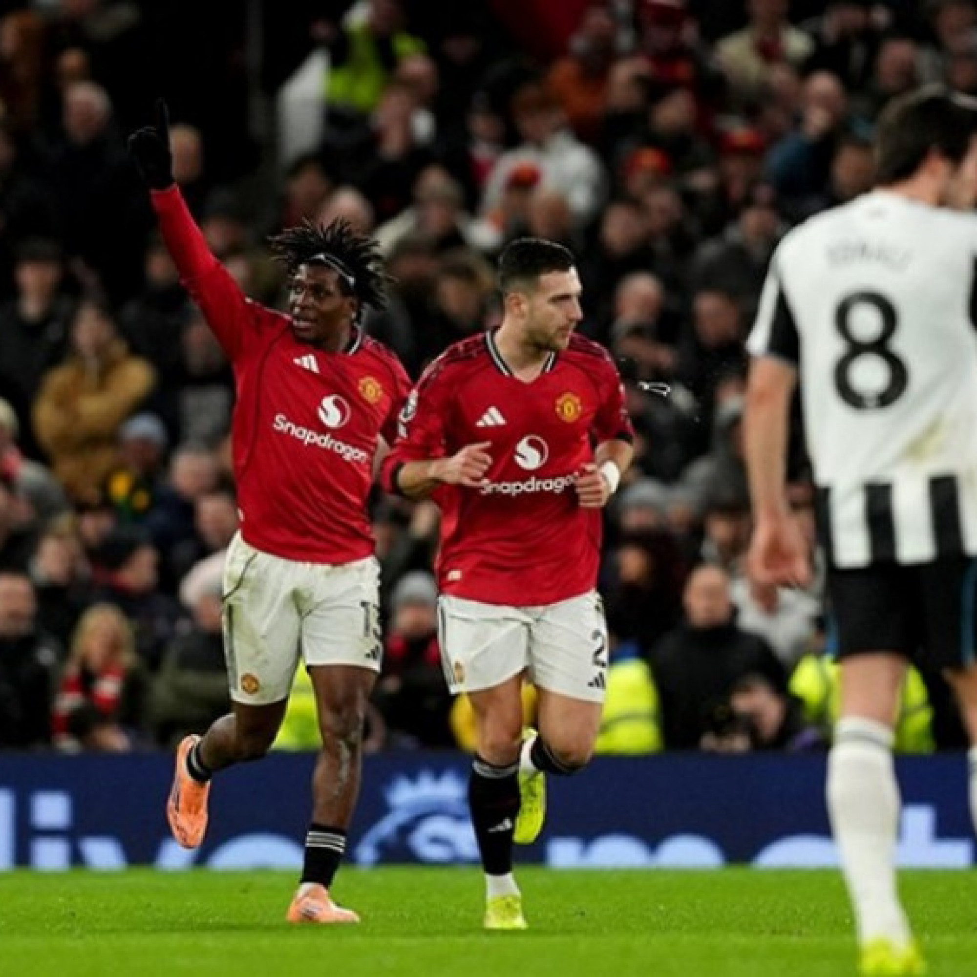  - Nóng bảng xếp hạng Ngoại hạng Anh: MU vượt mặt Liverpool, áp sát top 4