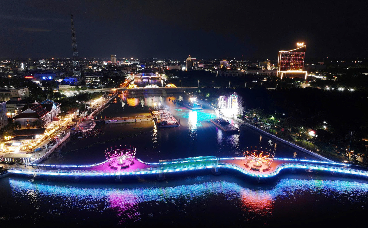 Sông nước Cần Thơ như bừng tỉnh, thức dậy trong sắc màu rực rỡ - 1