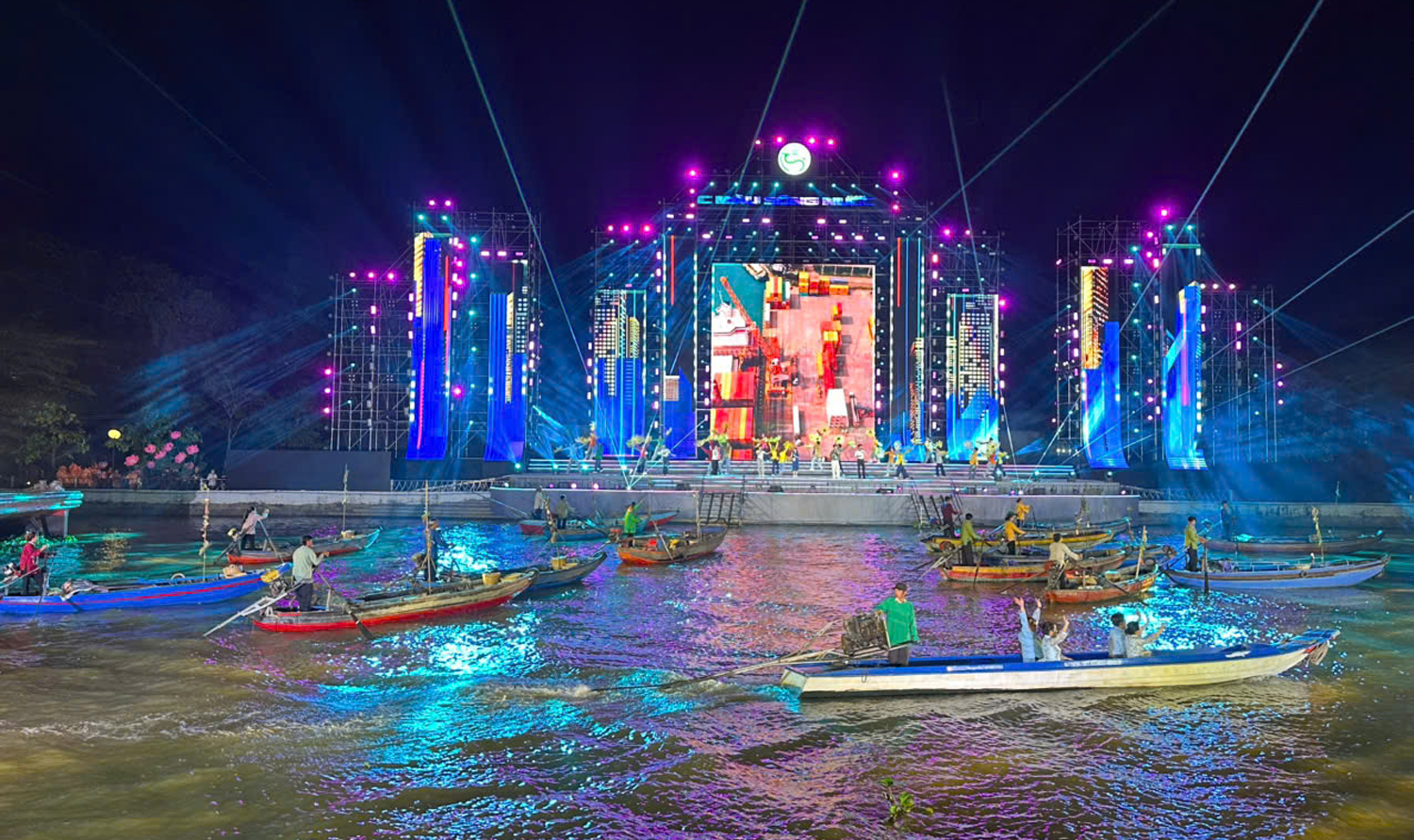 Sông nước Cần Thơ như bừng tỉnh, thức dậy trong sắc màu rực rỡ - 9