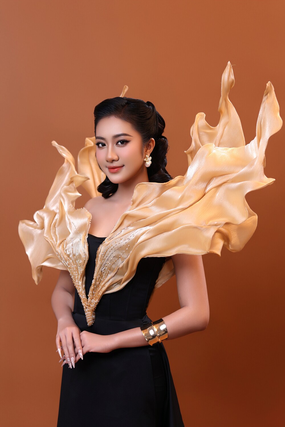 Hoa hậu Hà Trúc Linh cùng bé Nhã Đan, Tuyết Nhi thanh lịch khi làm “nàng thơ” của NTK Duy Trần - 1