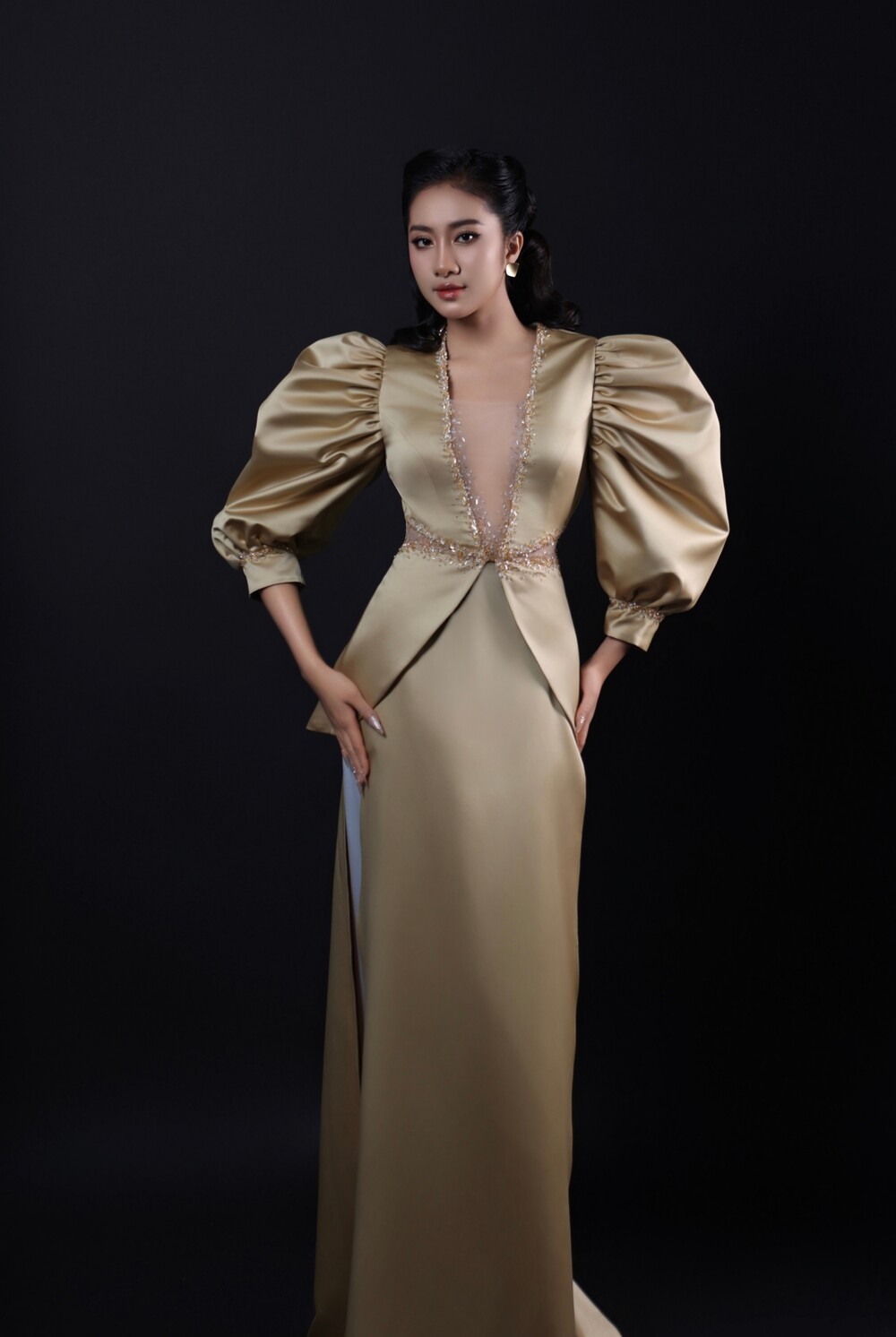 Hoa hậu Hà Trúc Linh cùng bé Nhã Đan, Tuyết Nhi thanh lịch khi làm “nàng thơ” của NTK Duy Trần - 2