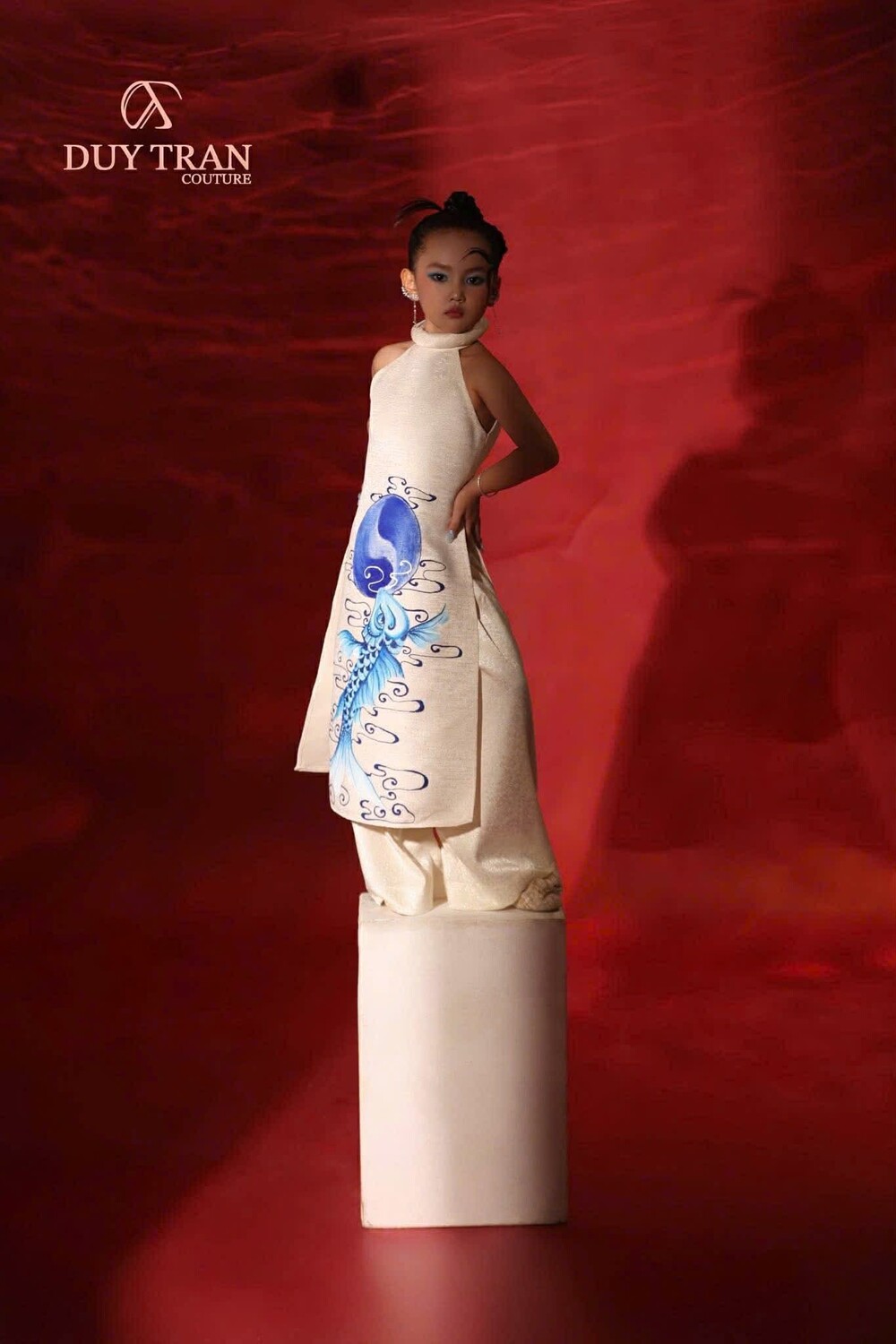 Hoa hậu Hà Trúc Linh cùng bé Nhã Đan, Tuyết Nhi thanh lịch khi làm “nàng thơ” của NTK Duy Trần - 4