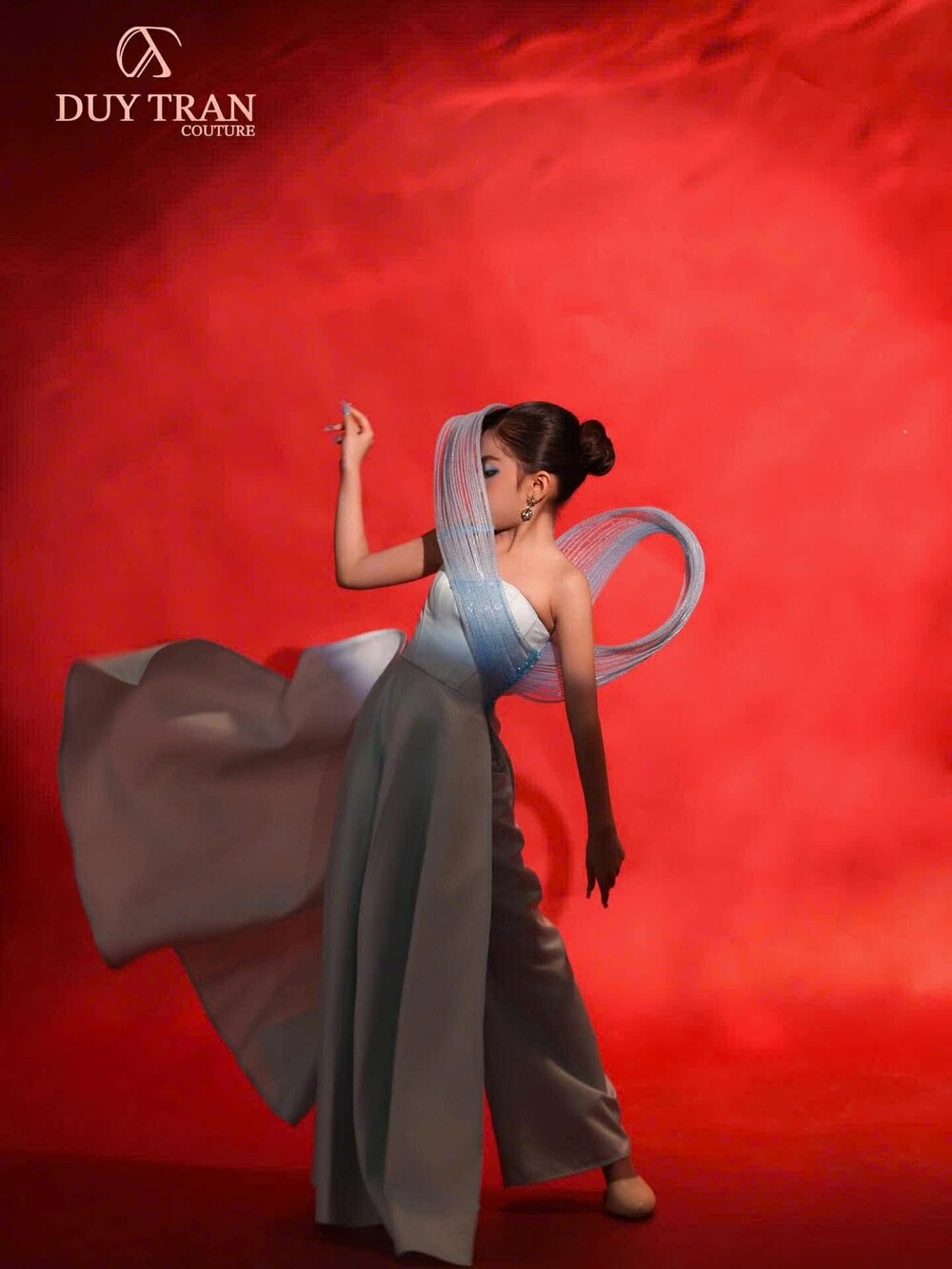 Hoa hậu Hà Trúc Linh cùng bé Nhã Đan, Tuyết Nhi thanh lịch khi làm “nàng thơ” của NTK Duy Trần - 5