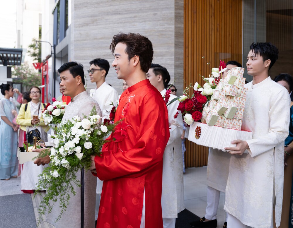 Diễn viên Minh Tài chơi lớn, rước dâu bằng xuồng trong lễ tân hôn tại Bến Tre - 1