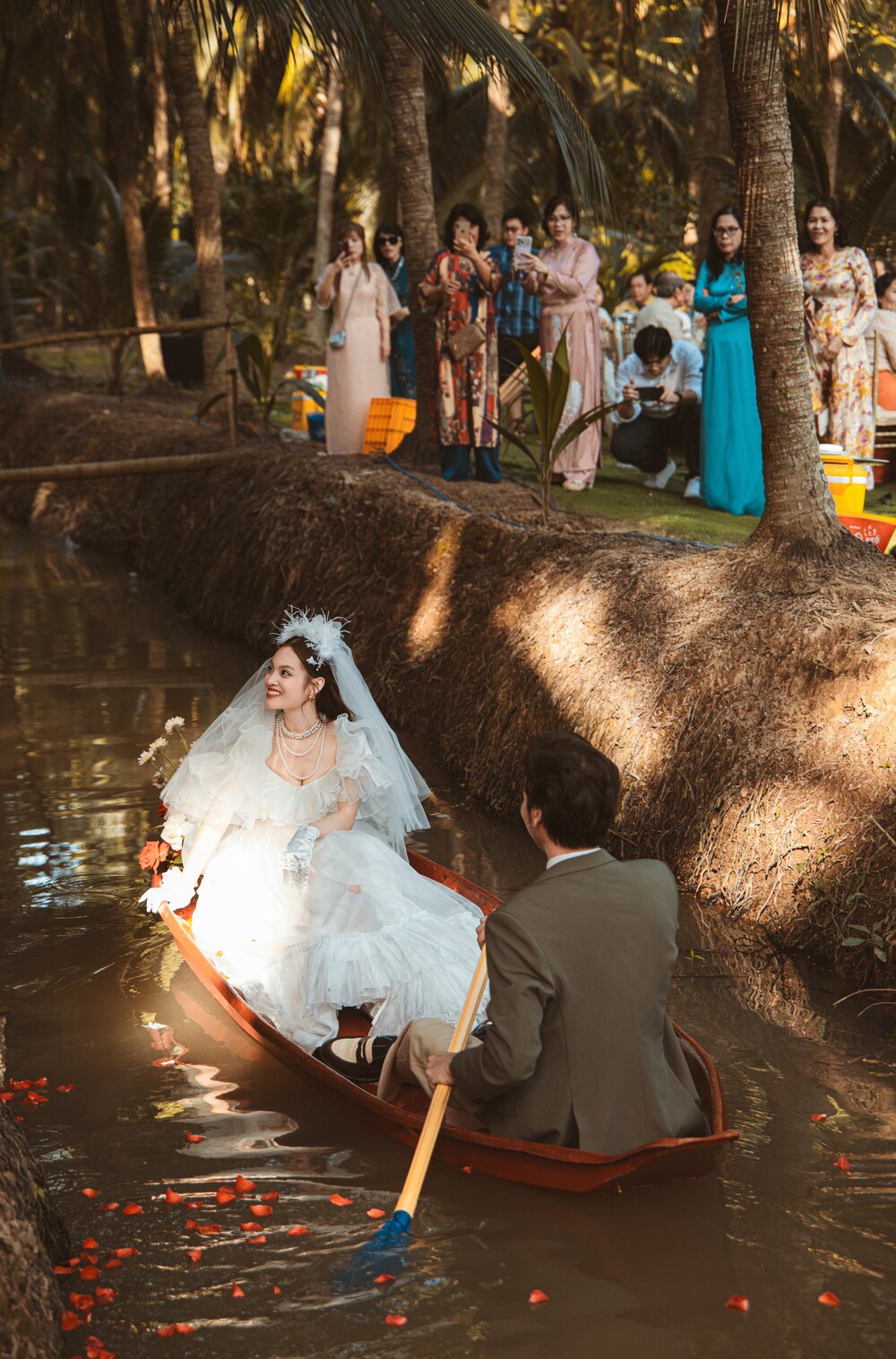 Diễn viên Minh Tài chơi lớn, rước dâu bằng xuồng trong lễ tân hôn tại Bến Tre - 3