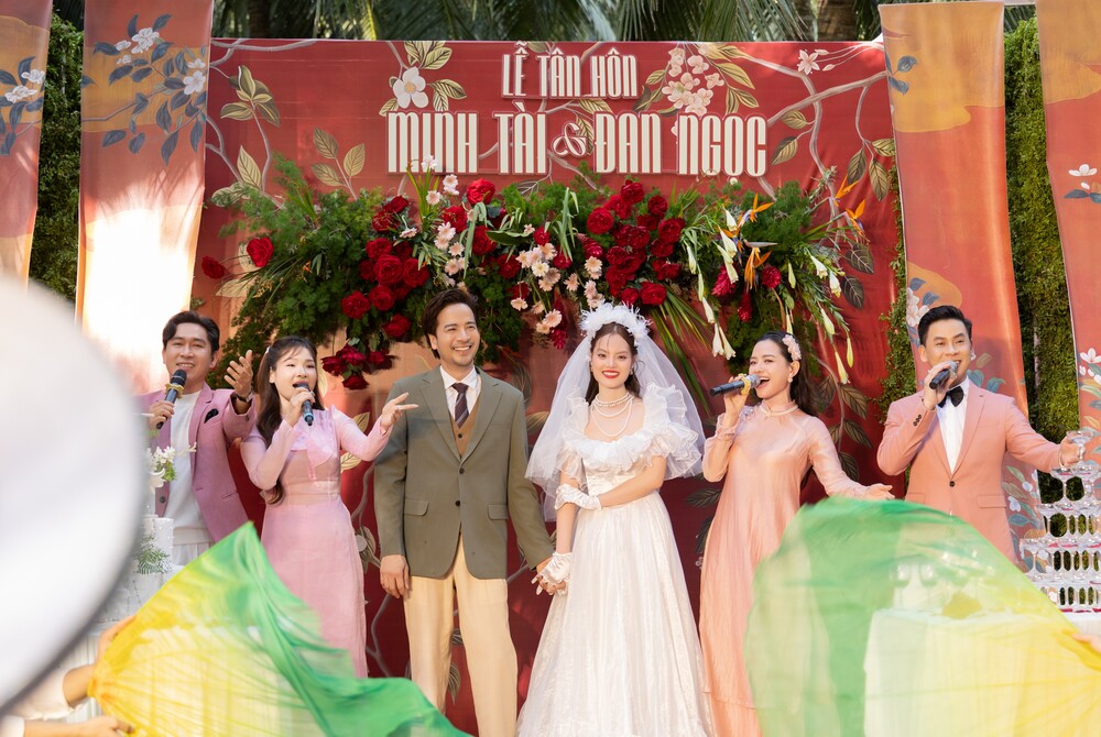 Diễn viên Minh Tài chơi lớn, rước dâu bằng xuồng trong lễ tân hôn tại Bến Tre - 4