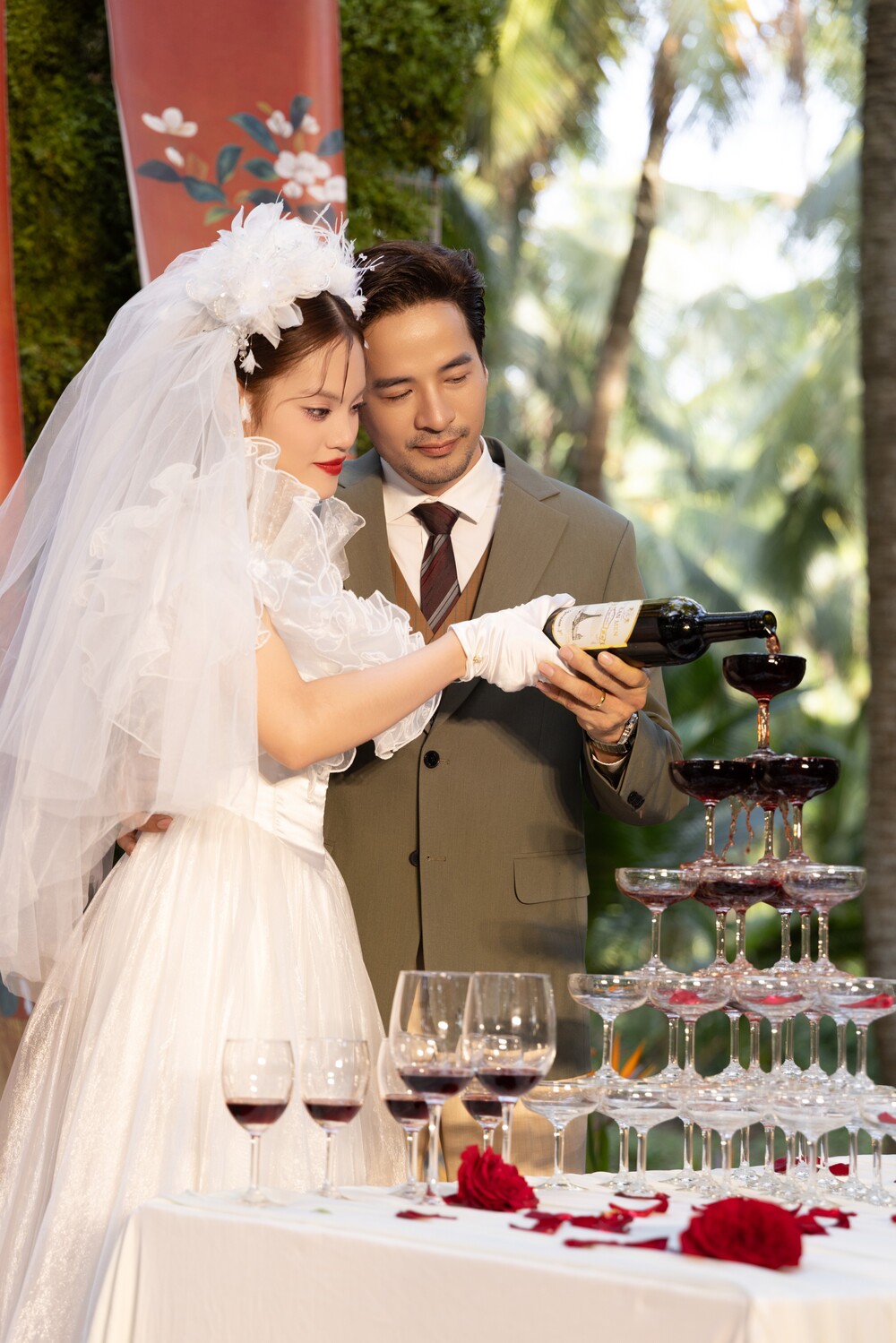 Diễn viên Minh Tài chơi lớn, rước dâu bằng xuồng trong lễ tân hôn tại Bến Tre - 5