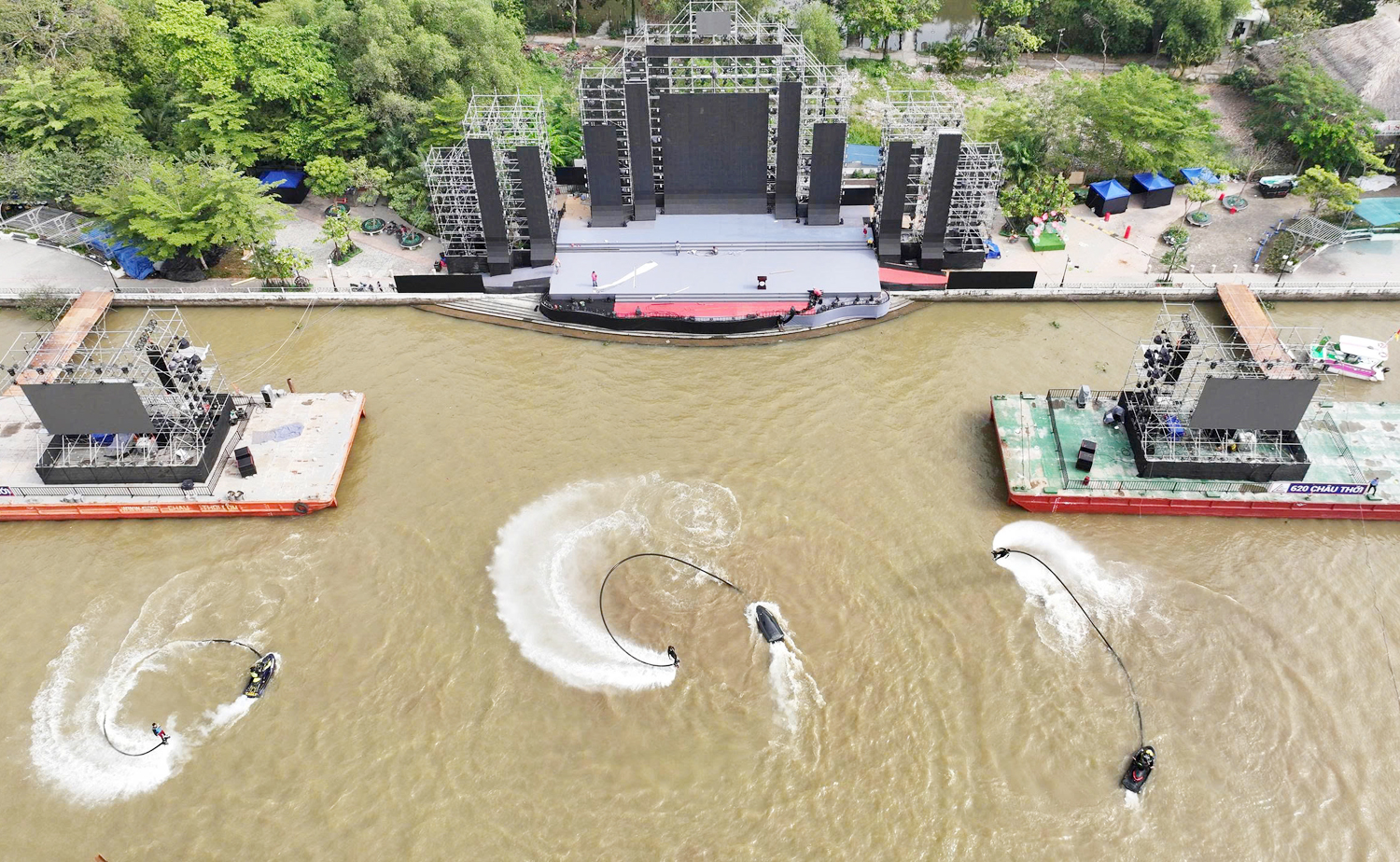 Hàng nghìn du khách xem tập luyện Flyboard ở Cần Thơ - 6