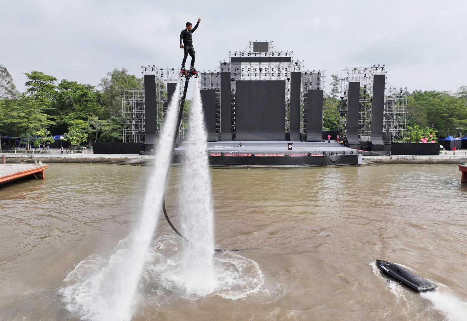 Hàng nghìn du khách xem tập luyện Flyboard ở Cần Thơ - 7