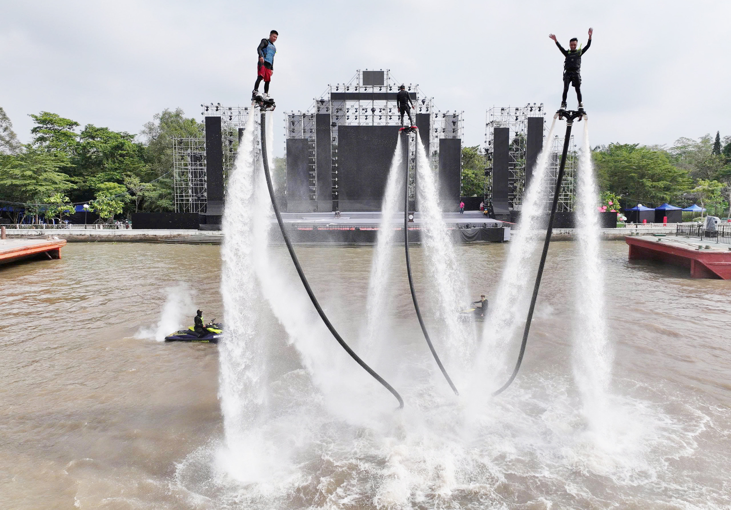 Hàng nghìn du khách xem tập luyện Flyboard ở Cần Thơ - 8