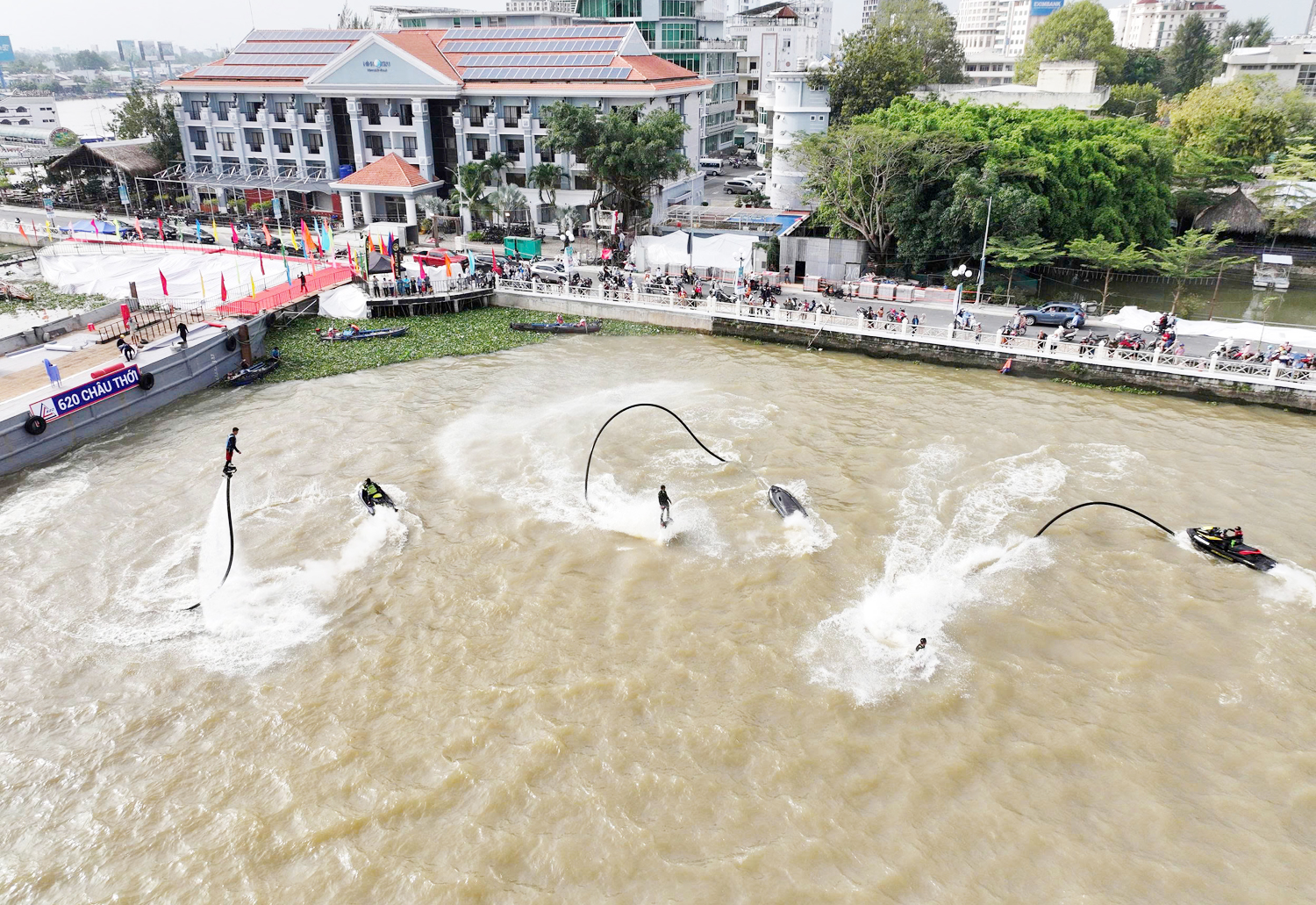 Hàng nghìn du khách xem tập luyện Flyboard ở Cần Thơ - 9