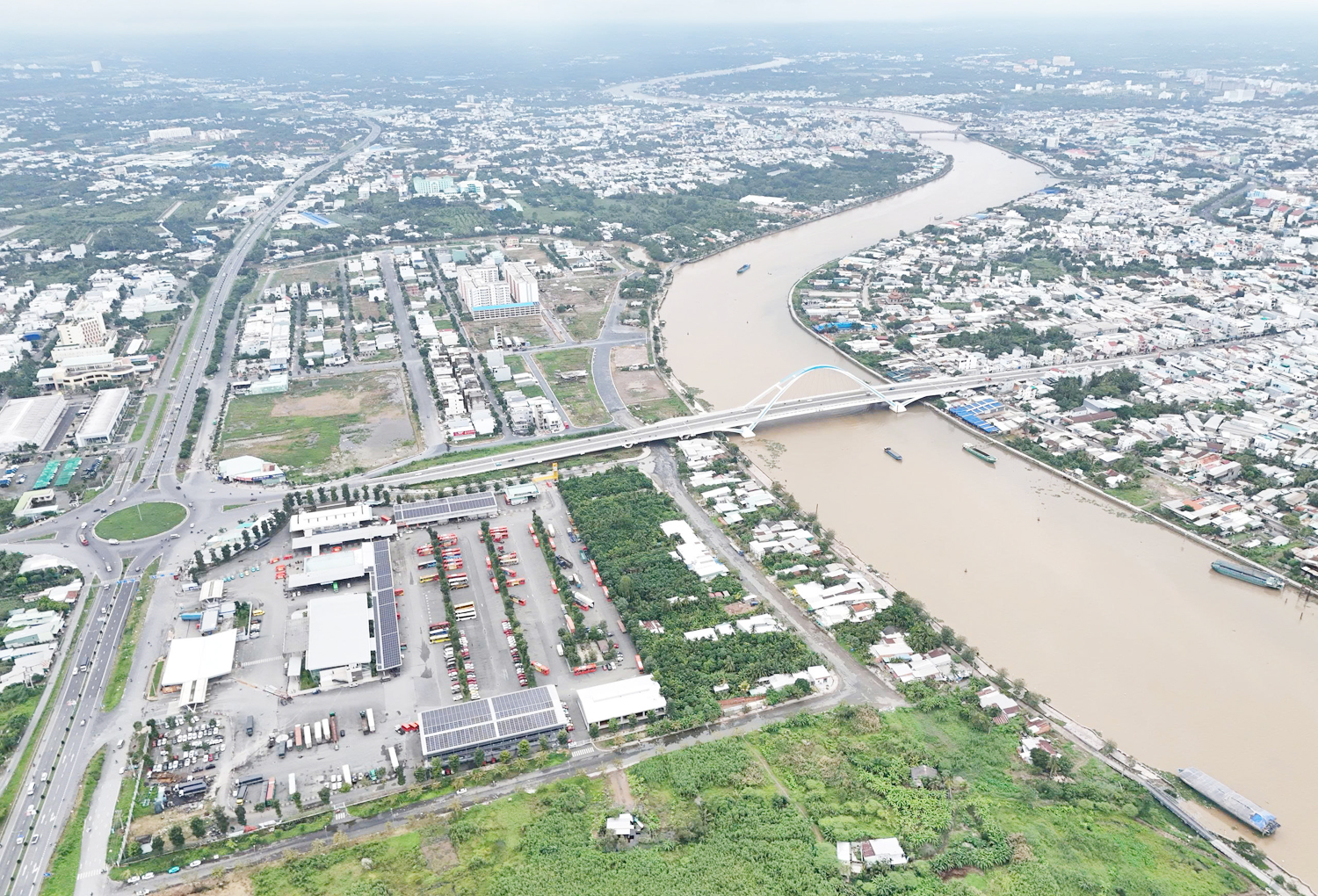 Hàng nghìn du khách xem tập luyện Flyboard ở Cần Thơ - 1