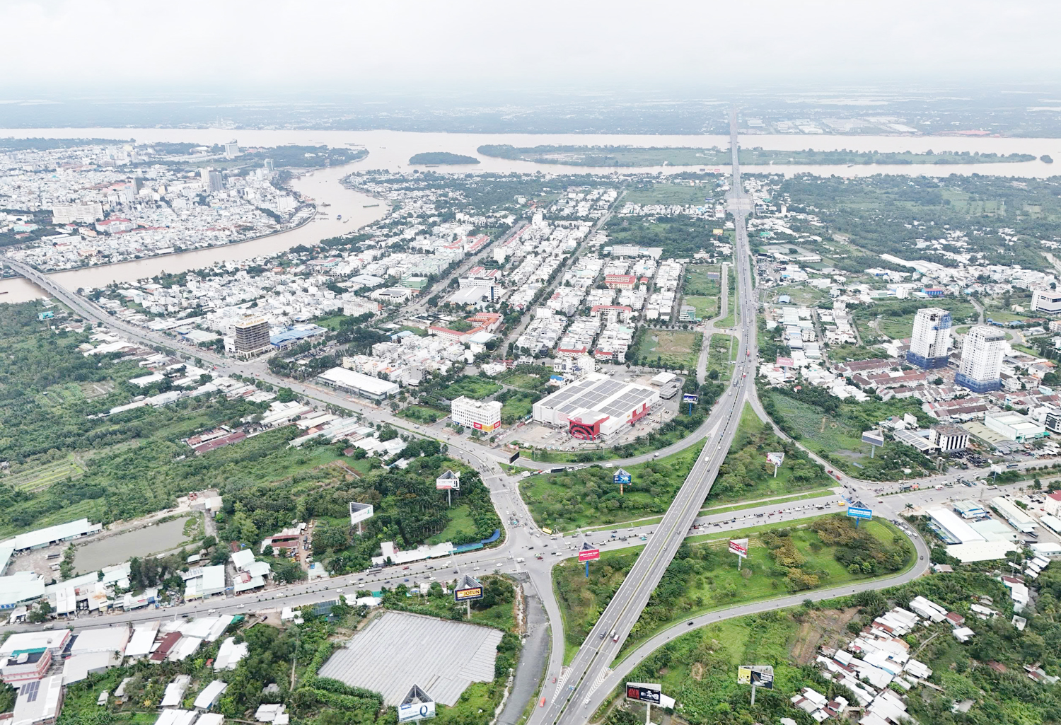 Hàng nghìn du khách xem tập luyện Flyboard ở Cần Thơ - 2