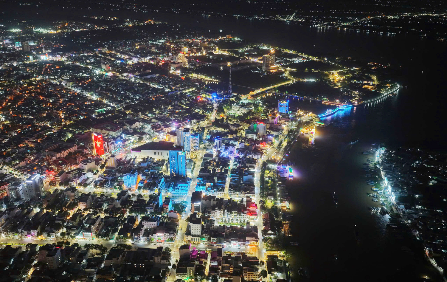 Hàng nghìn du khách xem tập luyện Flyboard ở Cần Thơ - 5