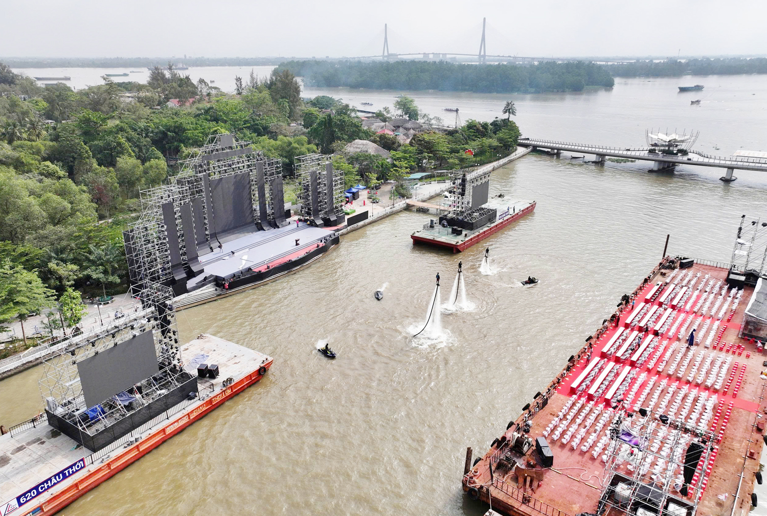 Hàng nghìn du khách xem tập luyện Flyboard ở Cần Thơ - 10