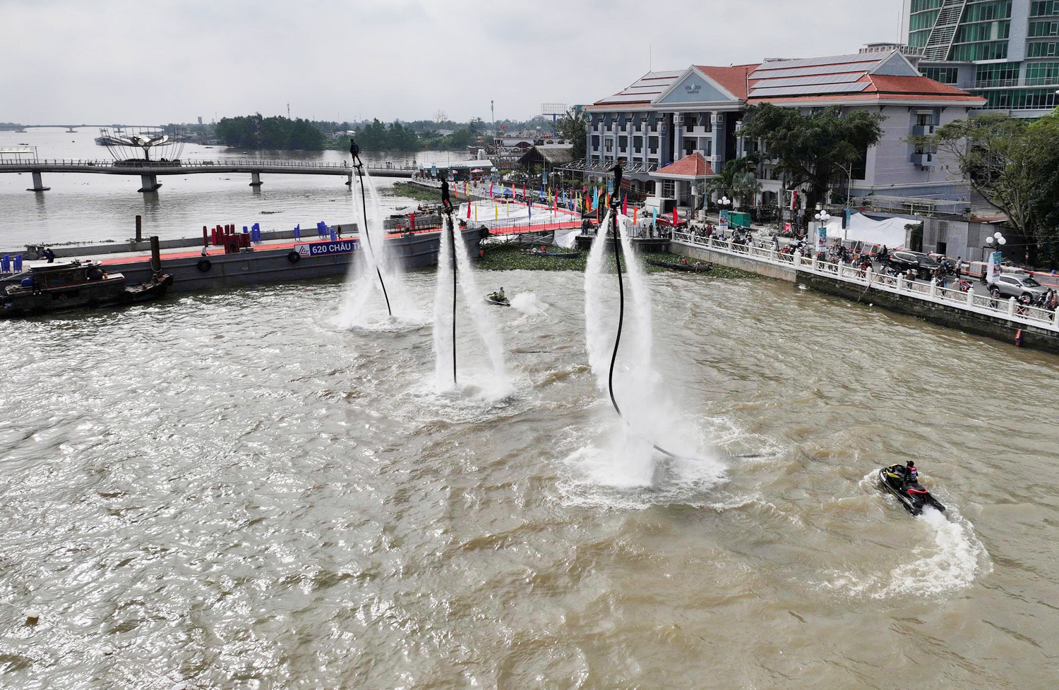 Hàng nghìn du khách xem tập luyện Flyboard ở Cần Thơ - 11